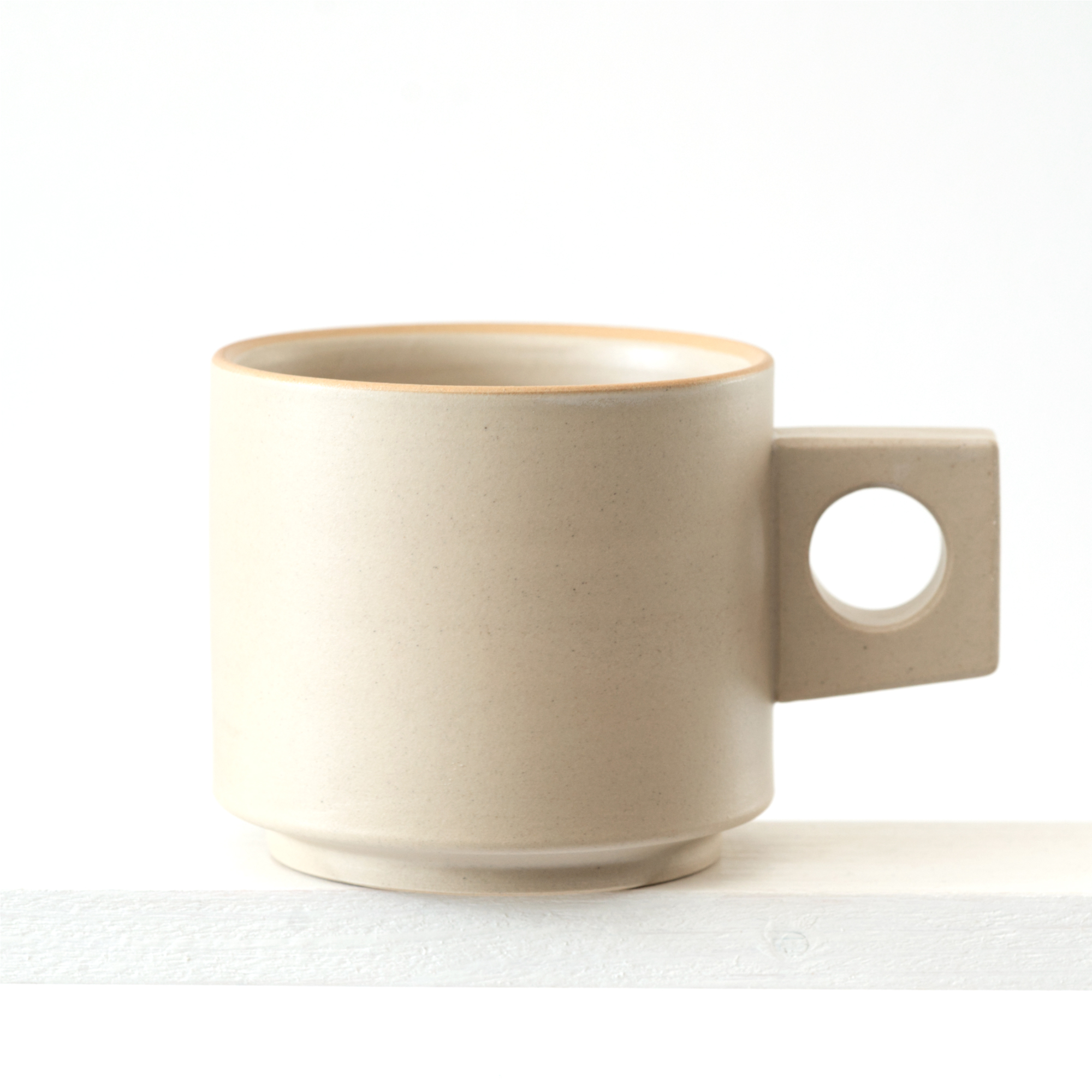 Ansicht einer großen Tasse mit geradem Henkel in Farbe "natur"