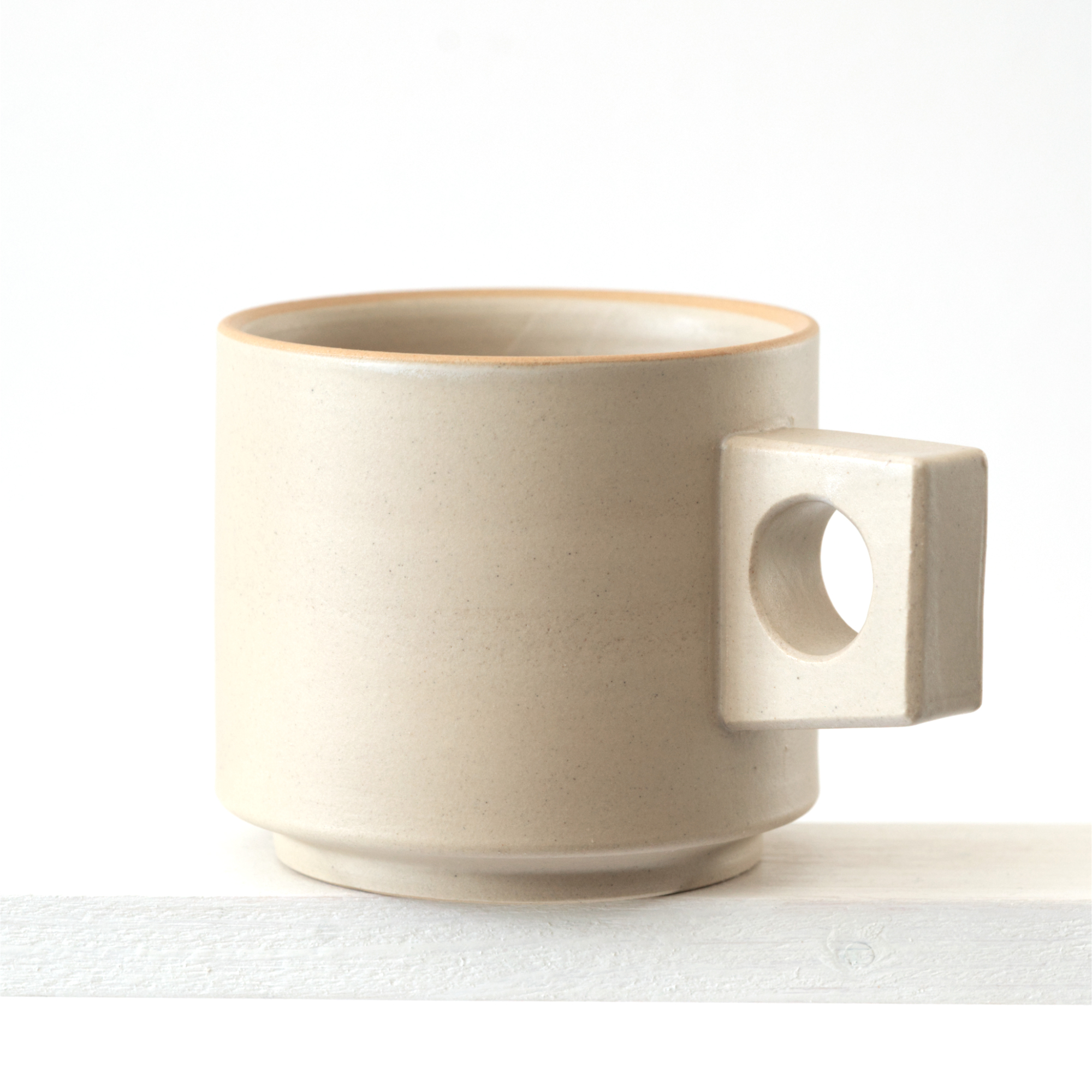 Ansicht einer großen Tasse mit geradem Henkel in Farbe "natur"