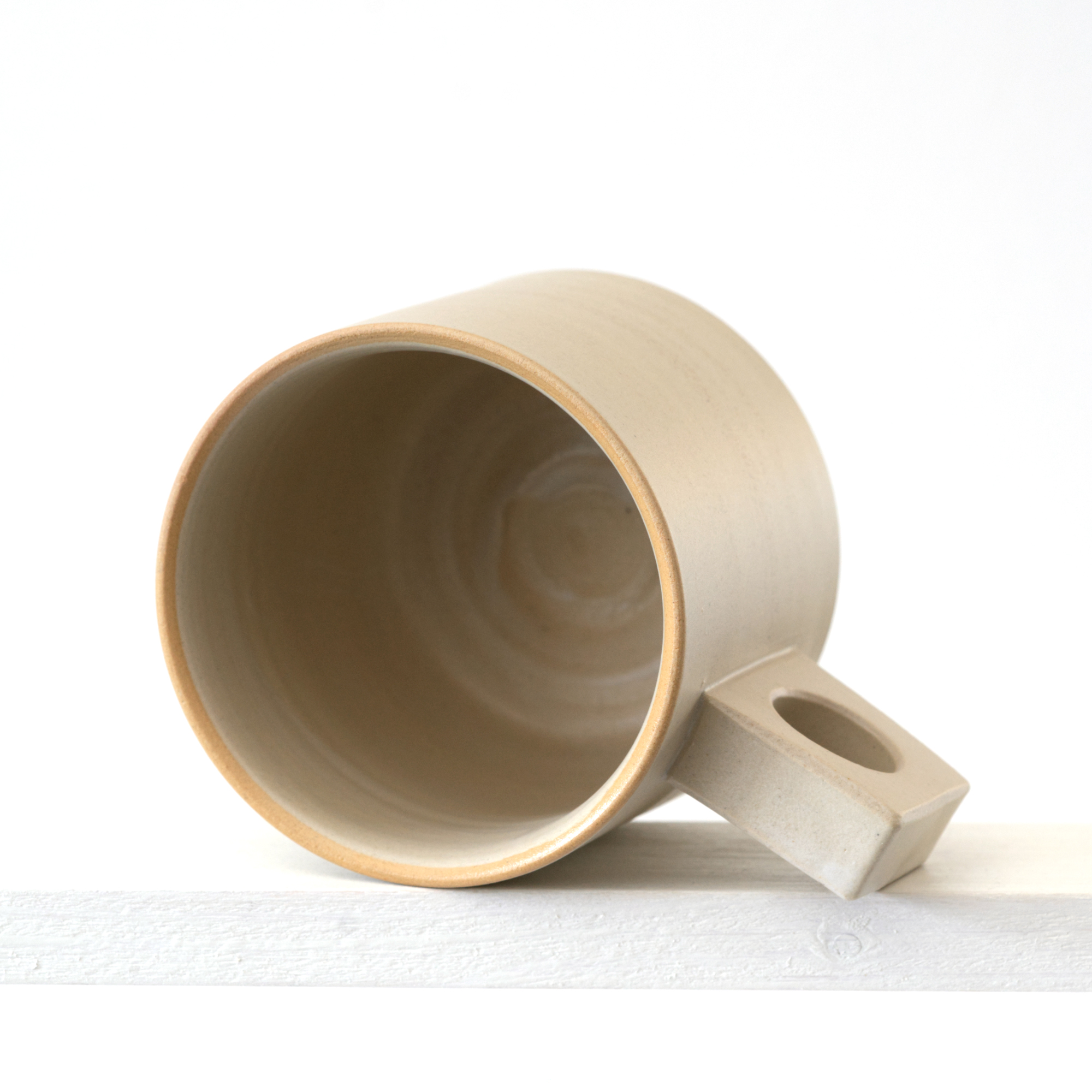 Ansicht einer großen Tasse mit geradem Henkel in Farbe "natur"