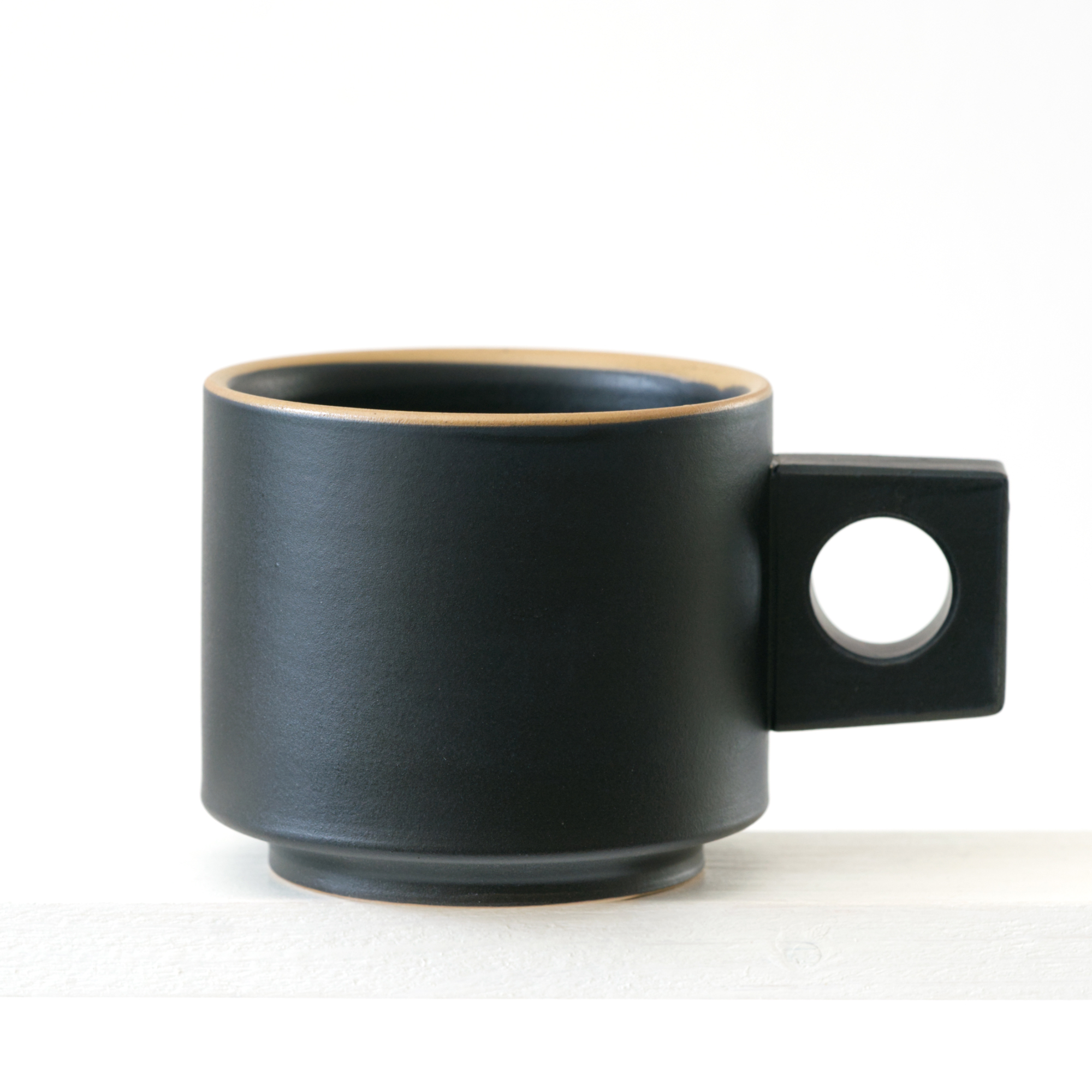 Ansicht einer großen Tasse mit geradem Henkel in Farbe "schwarz"