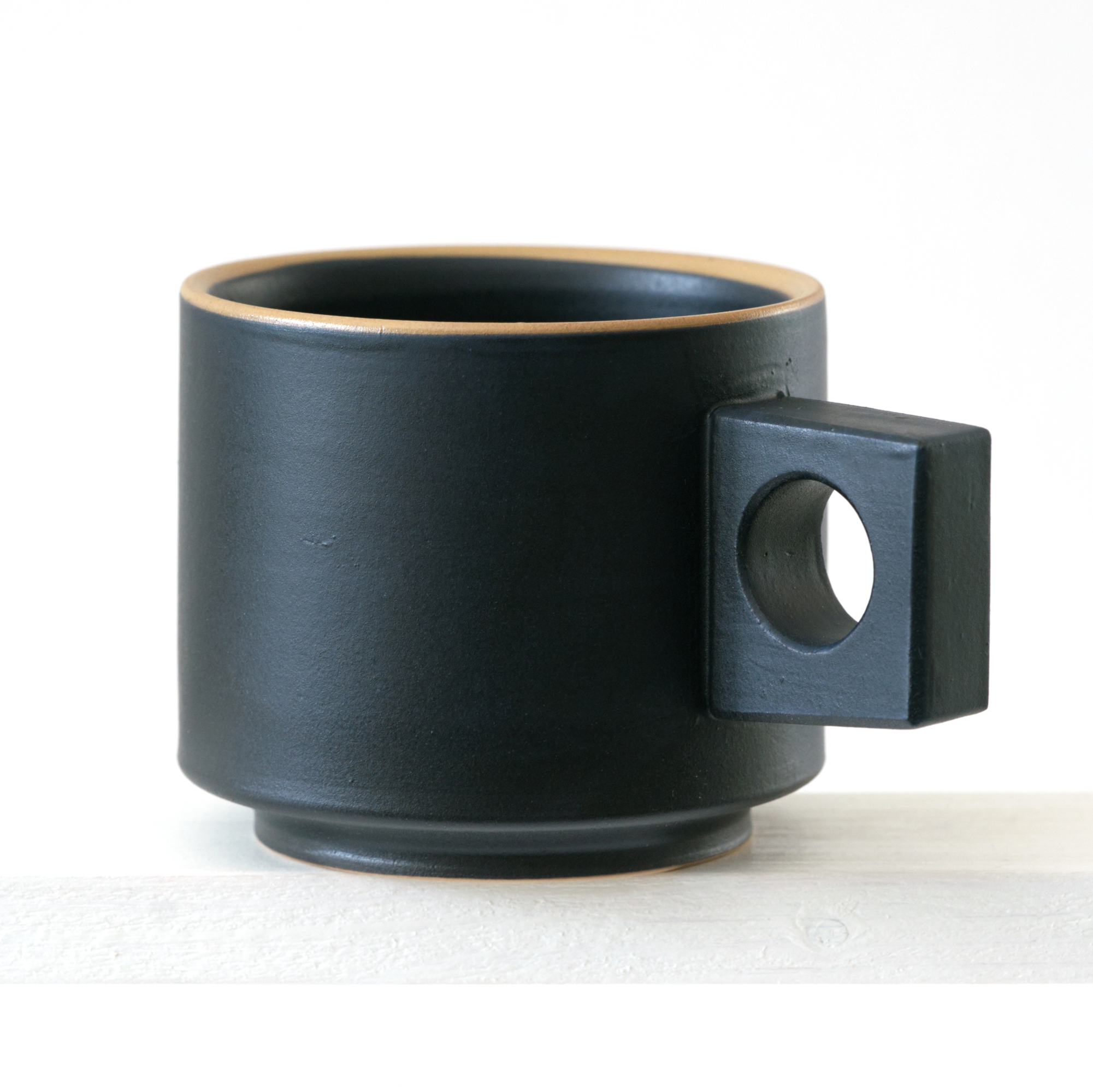 Ansicht einer großen Tasse mit geradem Henkel in Farbe "schwarz"