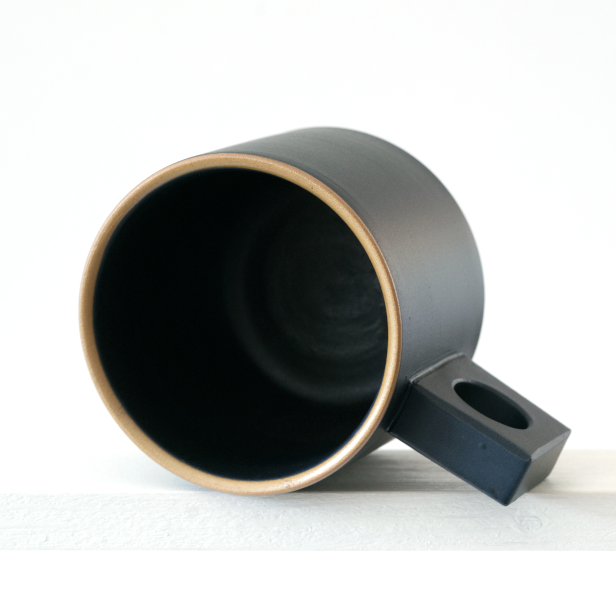 Ansicht einer großen Tasse mit geradem Henkel in Farbe "schwarz"