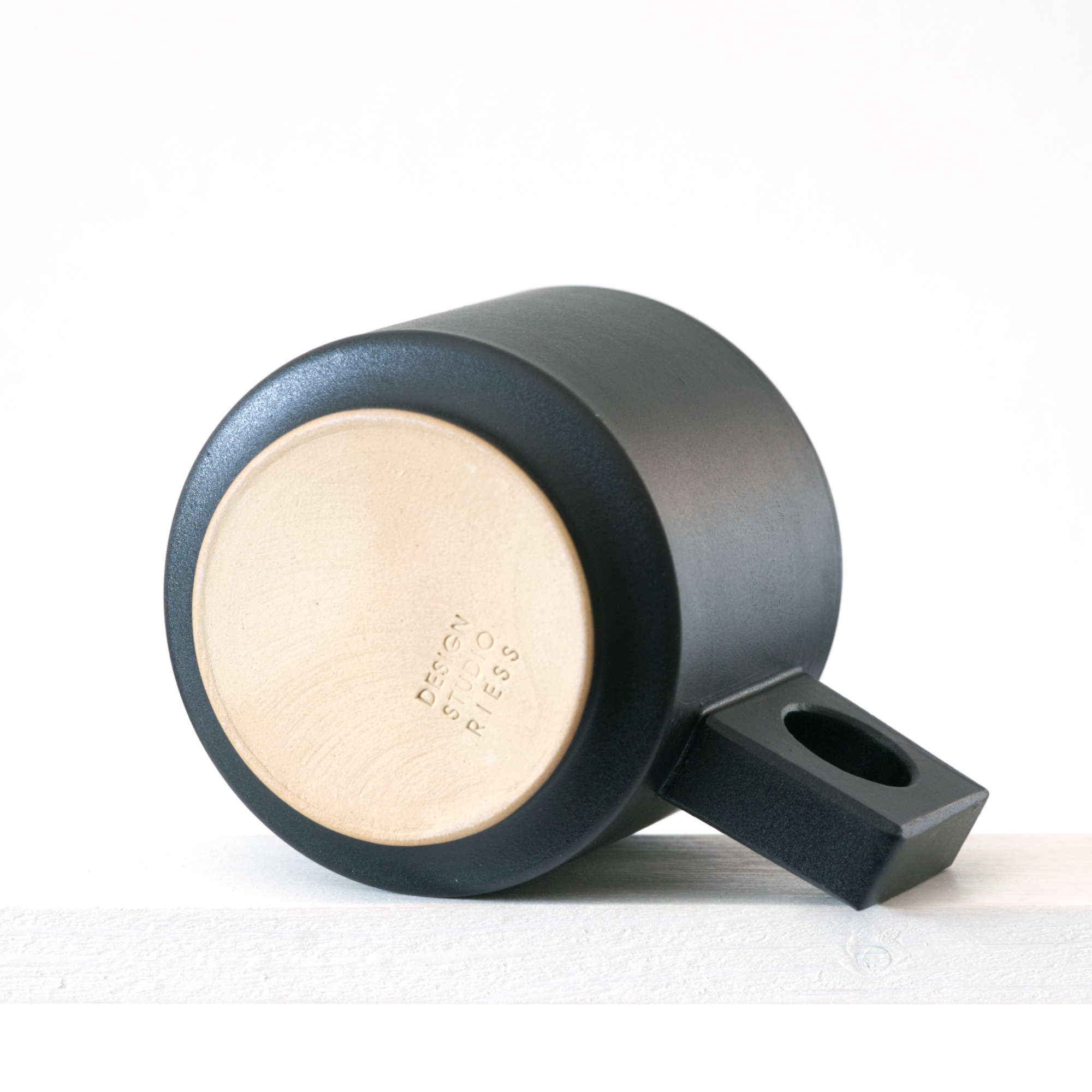 Ansicht einer großen Tasse mit geradem Henkel in Farbe "schwarz"