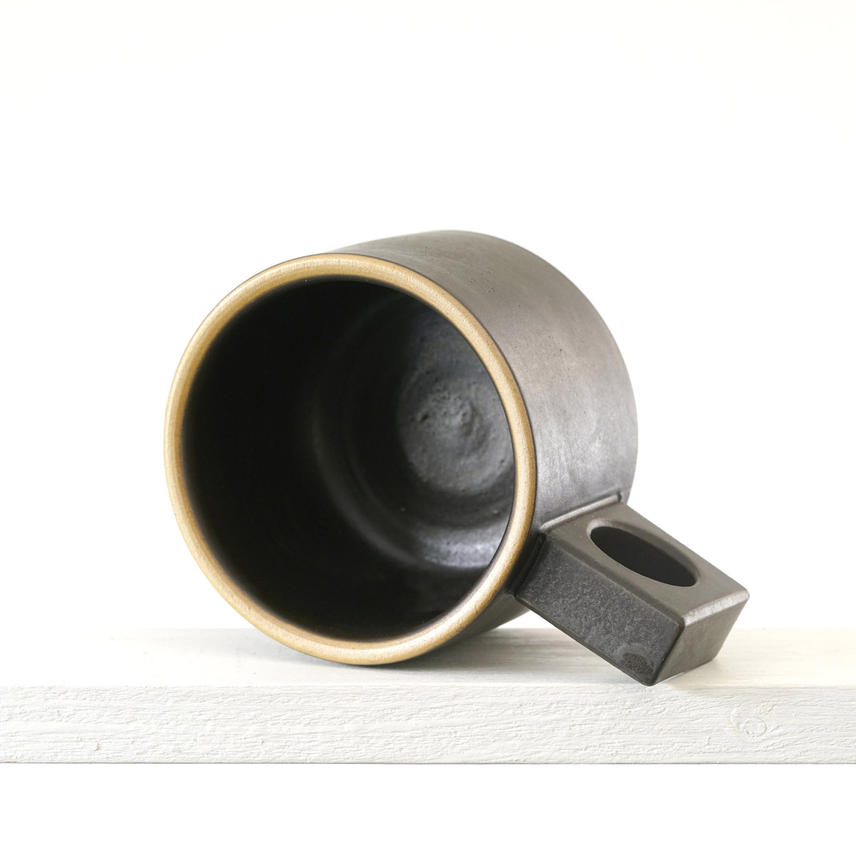 Sicht in eine kleinen Tasse mit einer matten, dunklen mokkafarbenenfarbenen Glasur