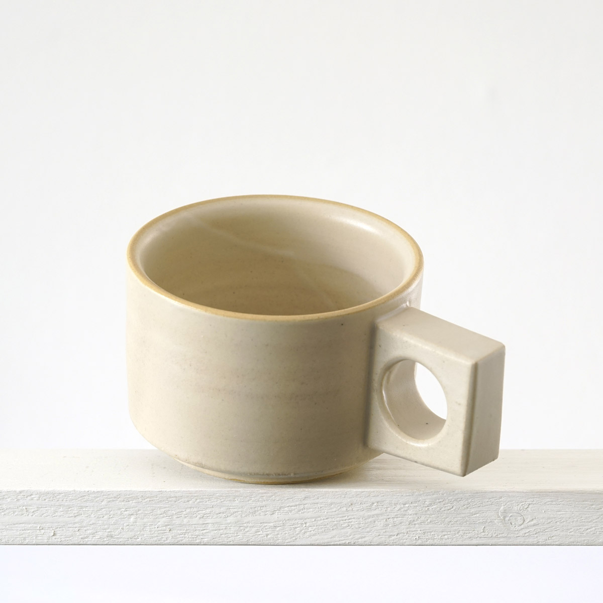 Schräge Ausicht auf eine kleinen Tasse mit einer matten, transparenten Glasur