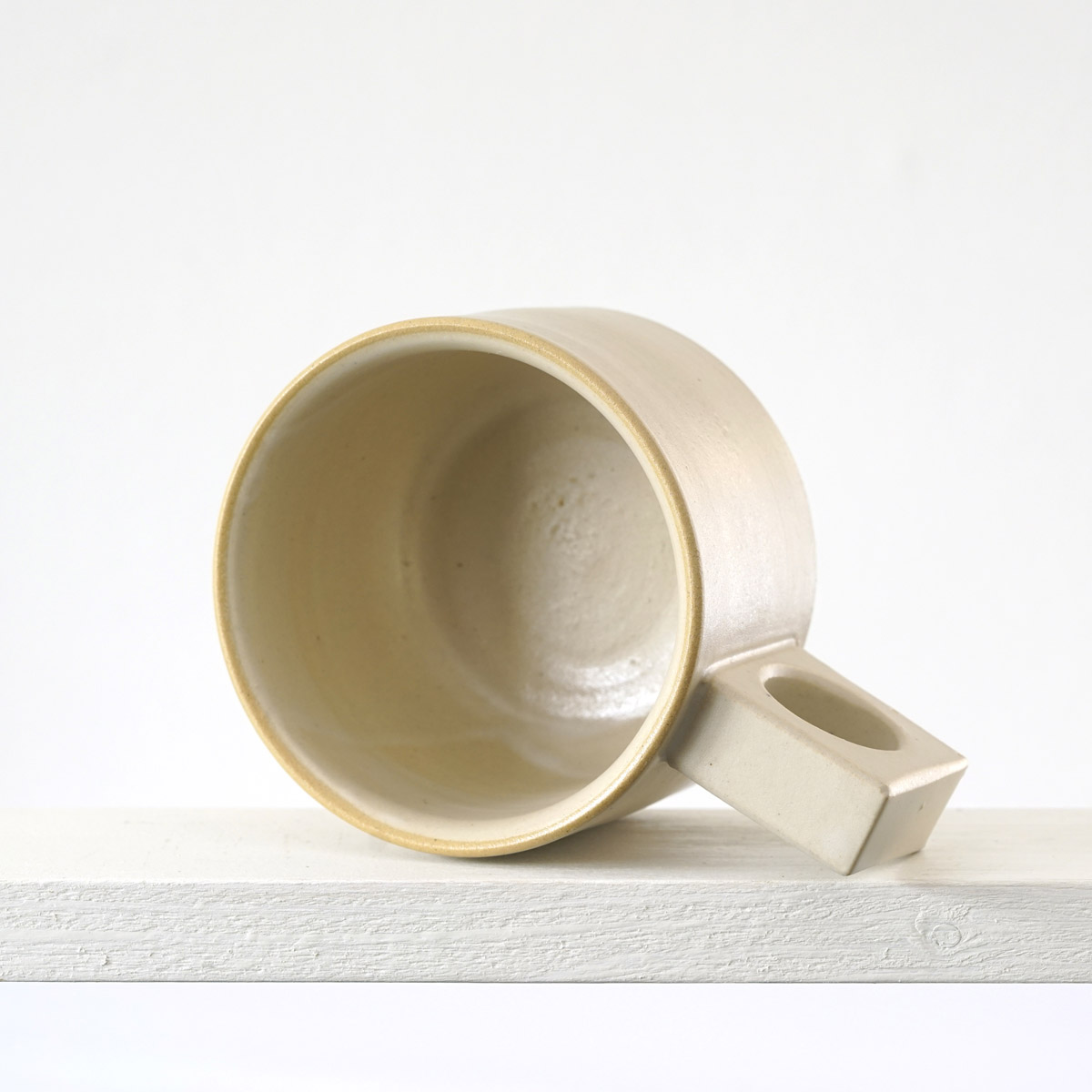 Sicht in eine kleinen Tasse mit einer matten, transparenten Glasur