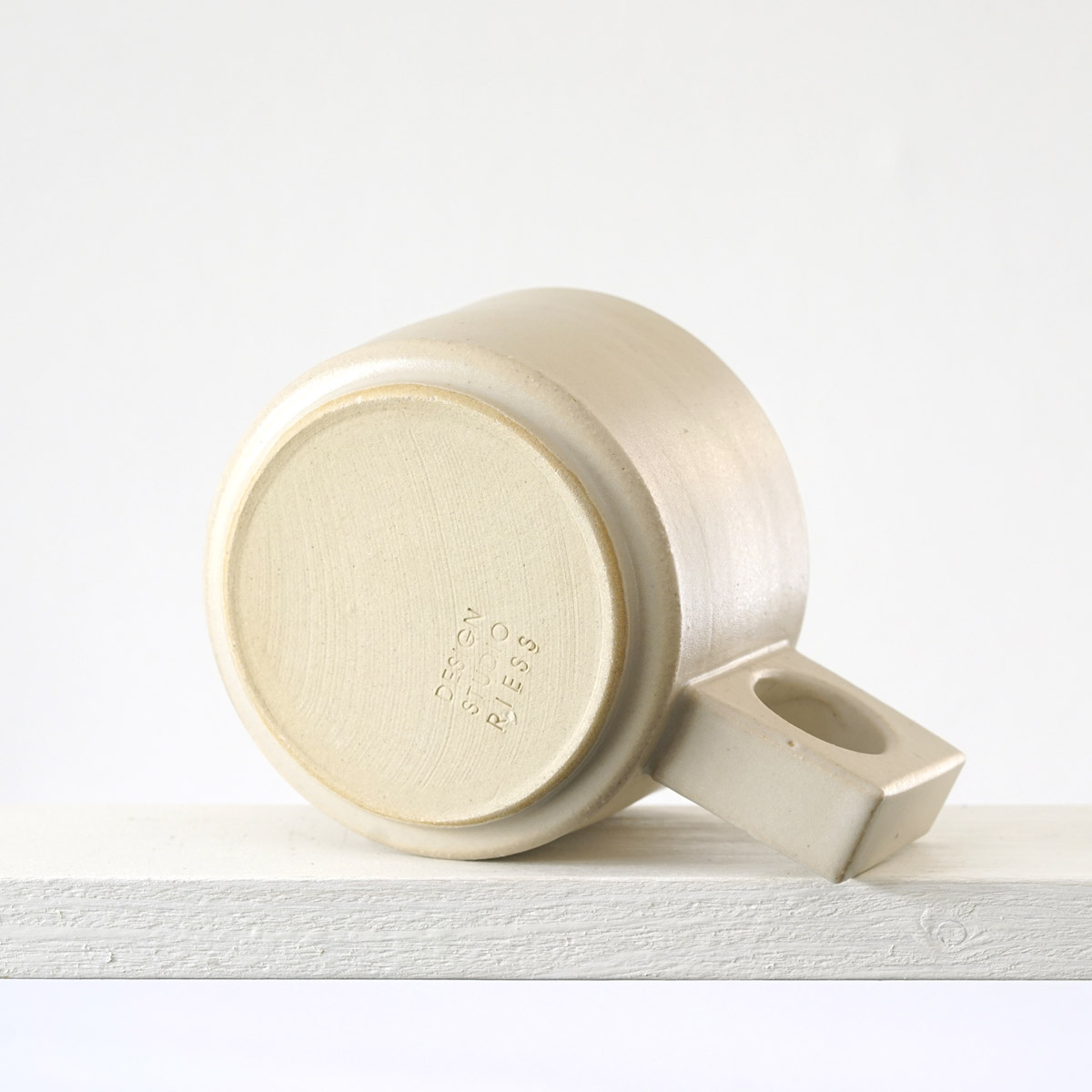 Unteransicht einer kleinen Tasse mit einer matten, transparenten Glasur