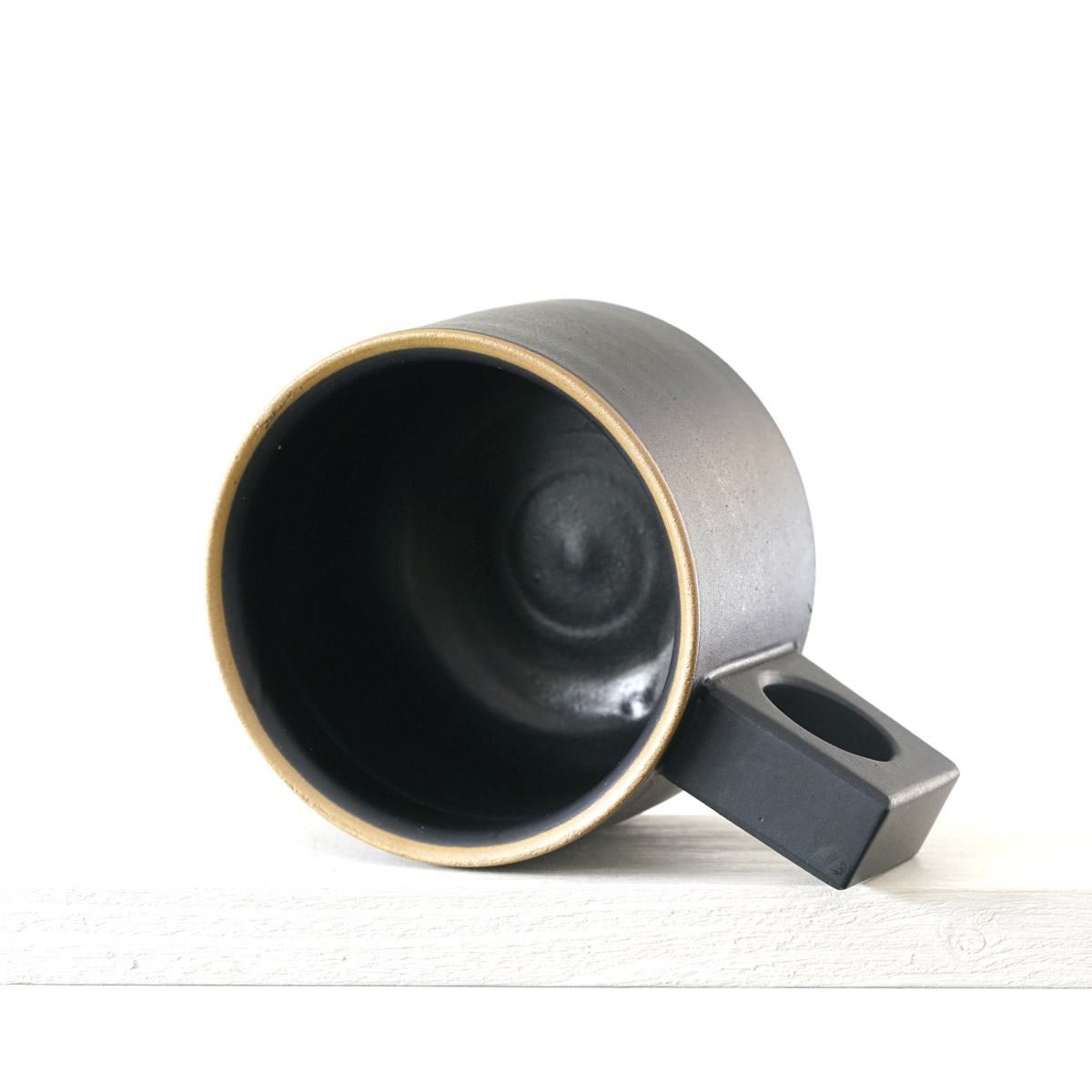 Sicht in eine kleinen Tasse mit einer matten, schwarzen Glasur