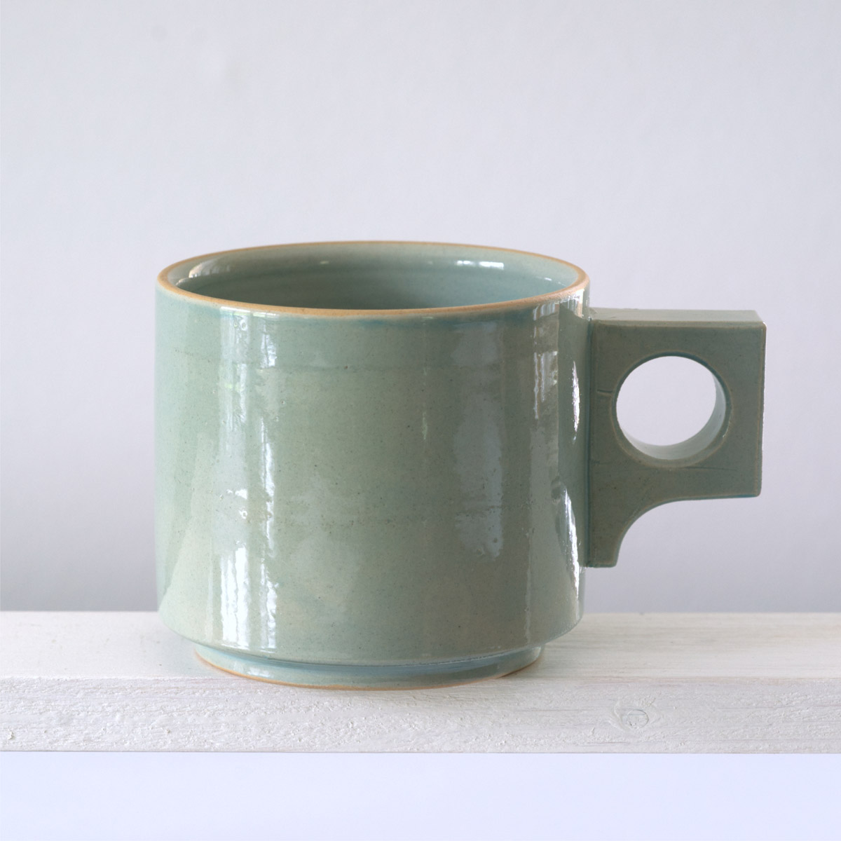 Seitenansicht einer große Tasse mit einer glänzenden, hellblauen Glasur