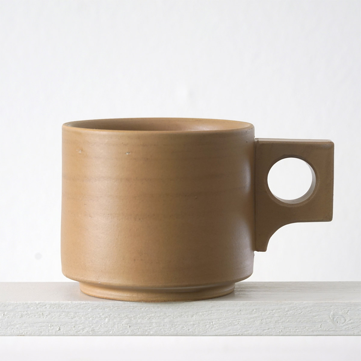 Seitenansicht einer große Tasse mit einer matten, karamellfarbenen Glasur