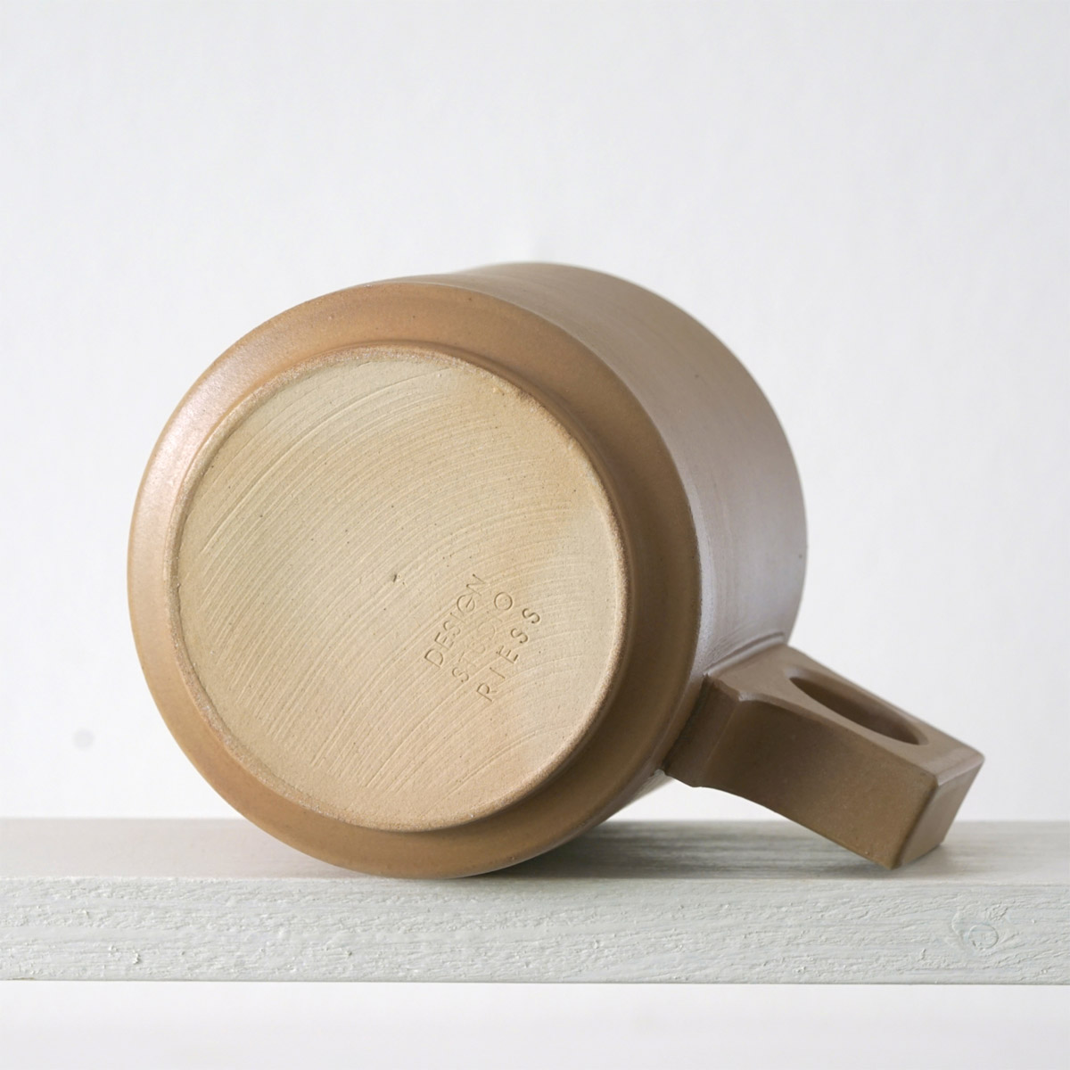 Unteransicht einer große Tasse mit einerur matten, karamellfarbenen Glasur