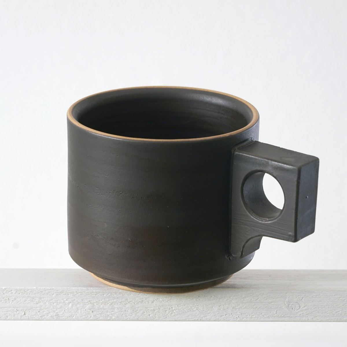 Schräge Ausicht auf eine große Tasse mit einer matten, dunklen mokkafarbenen Glasur