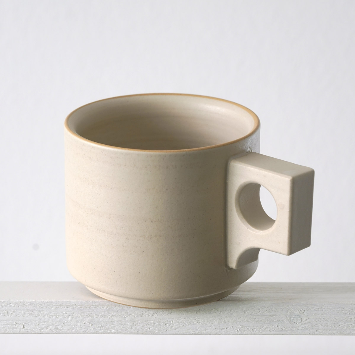 Schräge Aufsicht auf eine große Tasse mit einer matten, farblosen Glasur