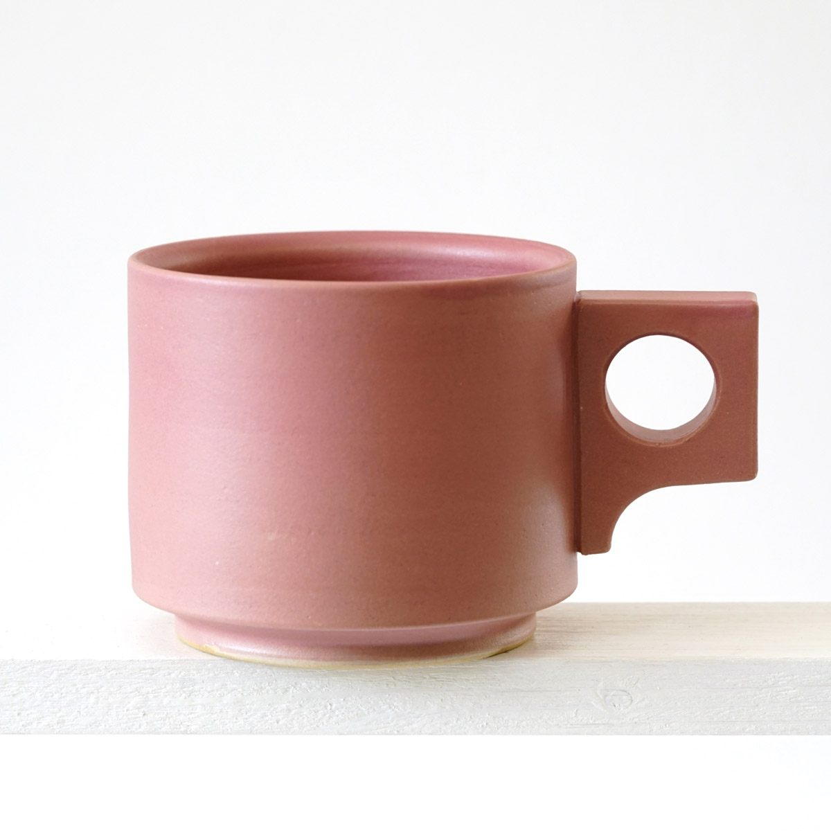 Seitenansicht einer große Tasse mit einer matten, altrosefarbenen Glasur