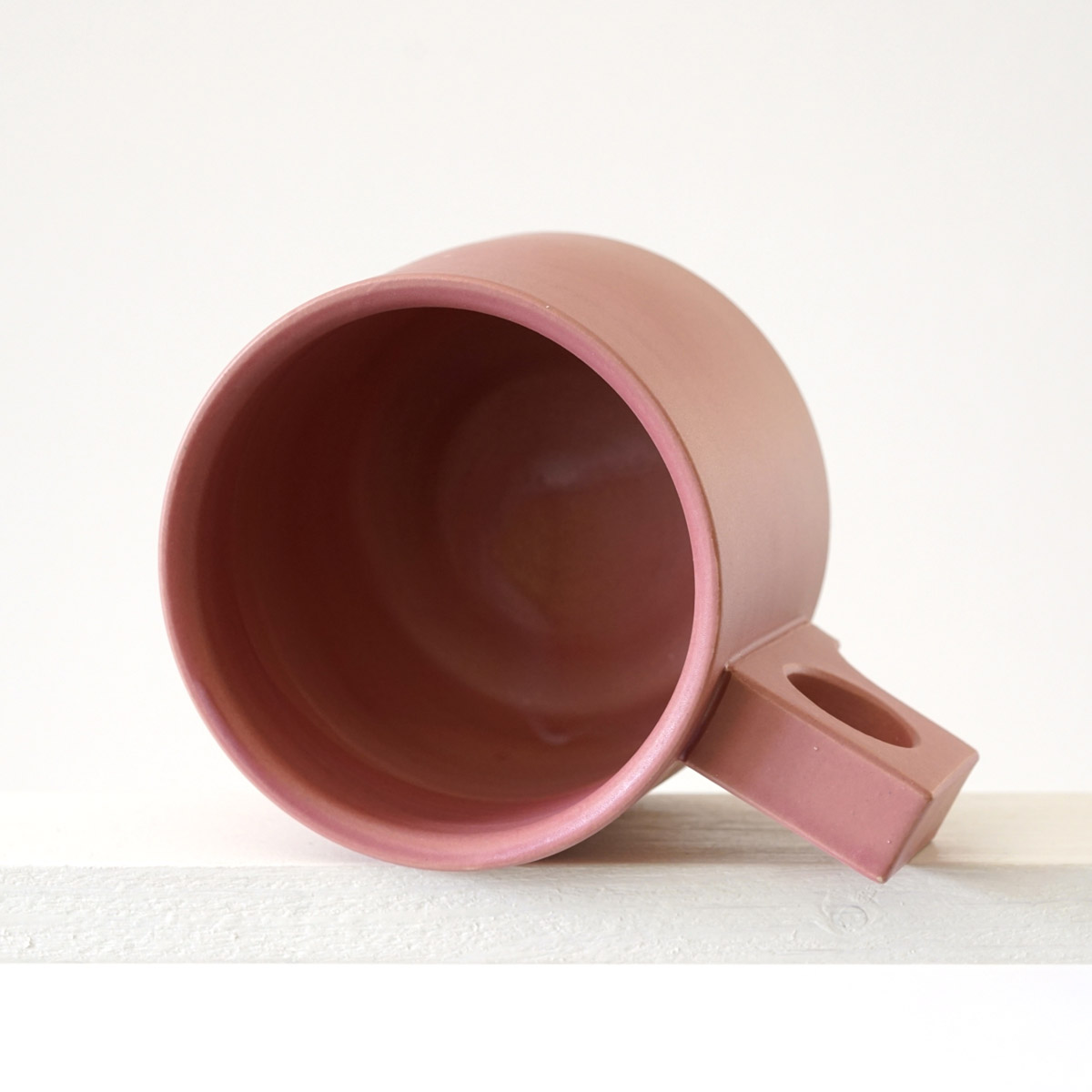 Sicht in eine große Tasse mit einer matten, altrosefarbenen Glasurn 