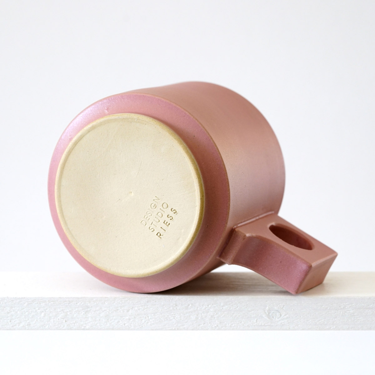 Unteransicht einer große Tasse mit einer matten, altrosefarbenen Glasur