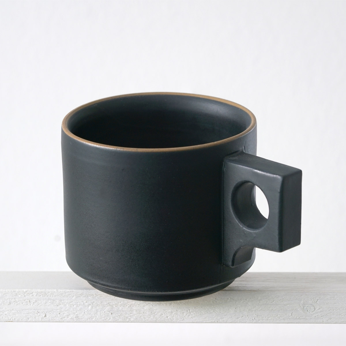 Schräge Ausicht auf eine große Tasse mit einer matten, schwarzen Glasur