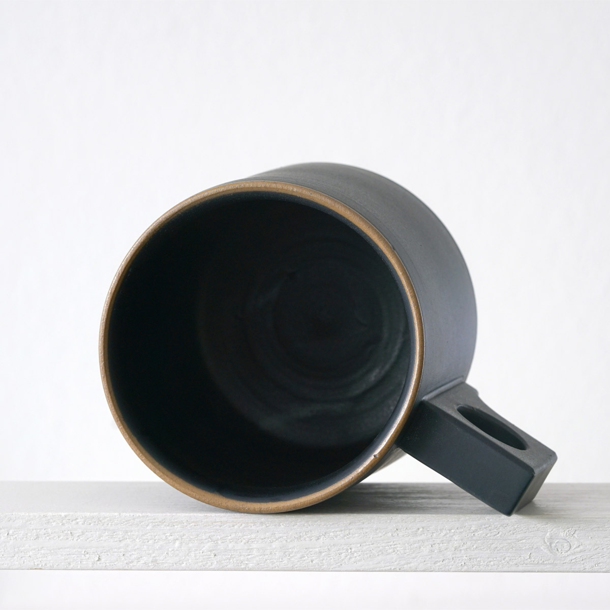 Sicht in eine große Tasse mit einer matten, schwarzen Glasurn