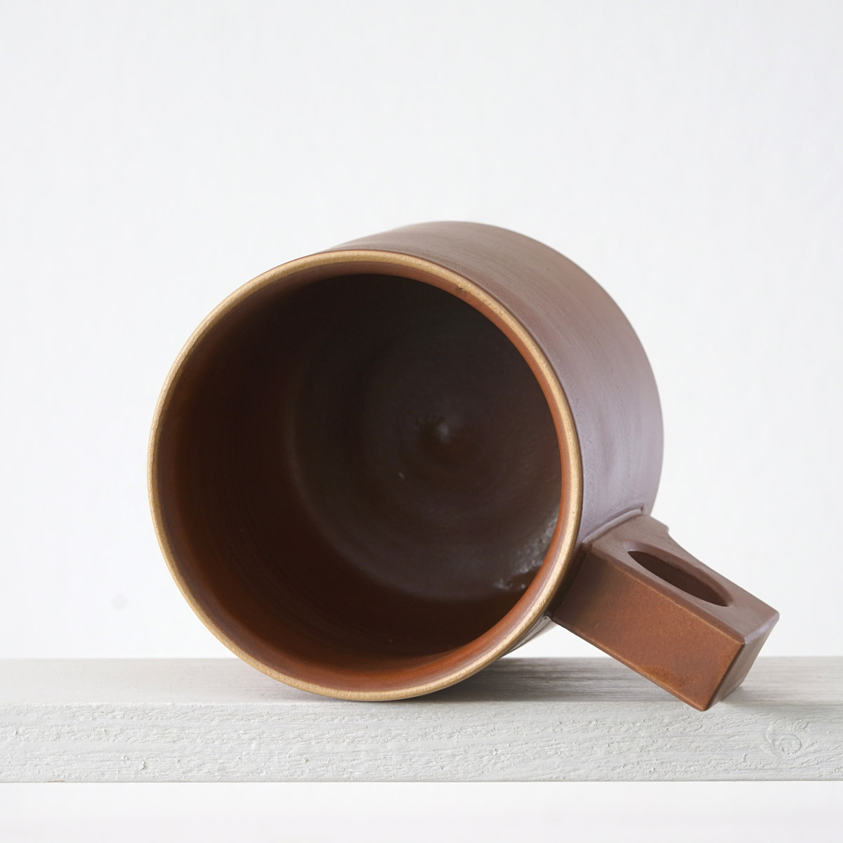 Sicht in eine große Tasse mit einer matten, zimtfarbenen Glasurn