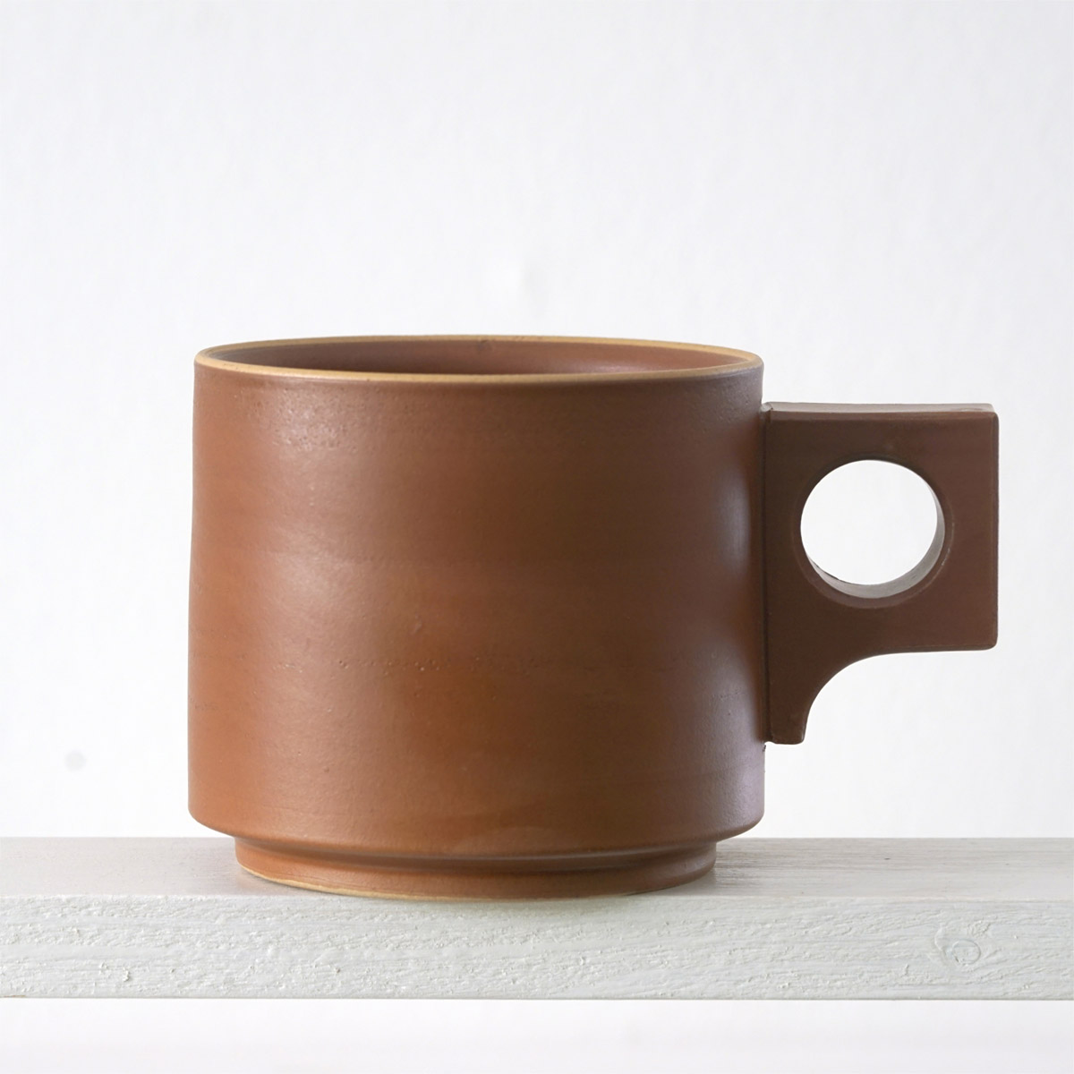 Seitenansicht einer große Tasse mit einer matten, zimtfarbenen Glasur